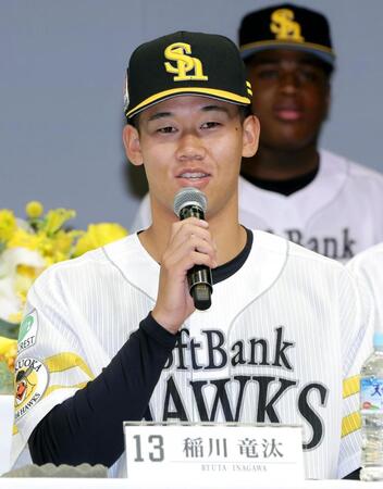 　ソフトバンクの新入団選手発表で質問に答える稲川竜汰投手
