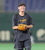 　笑顔で練習する坂本＝８月３日