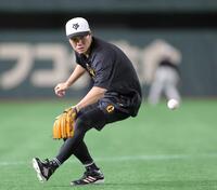 　三塁でノックを受ける坂本＝３月２８日