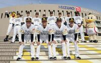 　ポーズをとるソフトバンク新入団選手の（前列左から）高橋隆慶内野手、稲川竜汰投手、鈴木豪太投手、相良雅斗投手ら