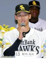 　ソフトバンクの新入団選手発表で質問に答える稲川竜汰投手