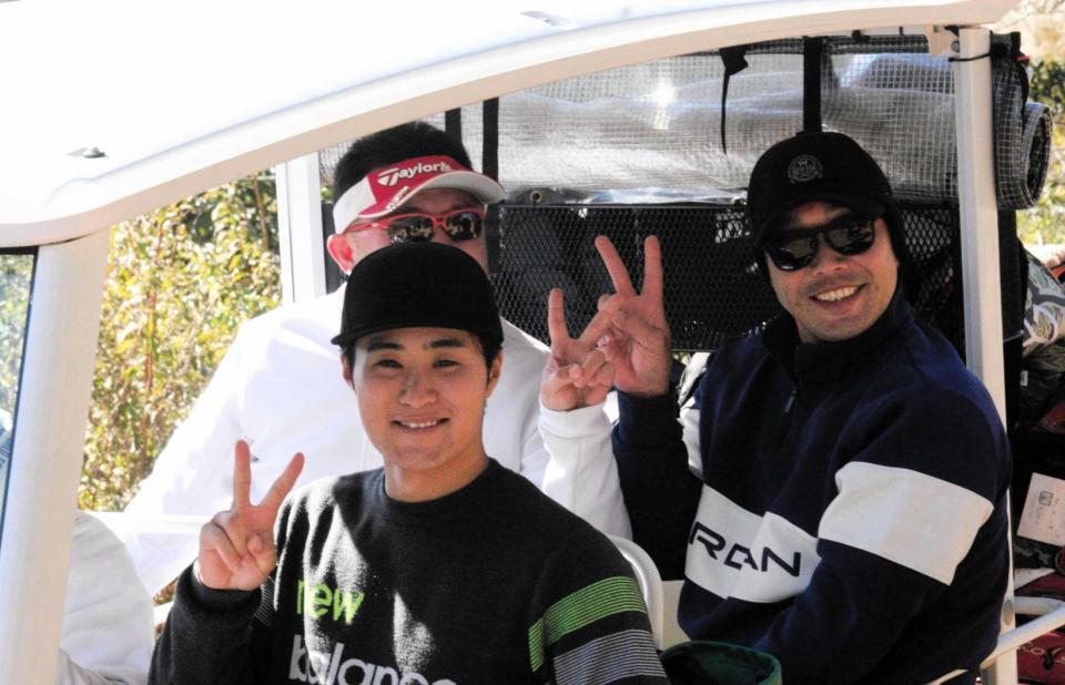 　中大若手ＯＢのゴルフコンペに参加した阿部監督（右奥）とヤクルトのドラフト６位・石井（手前）