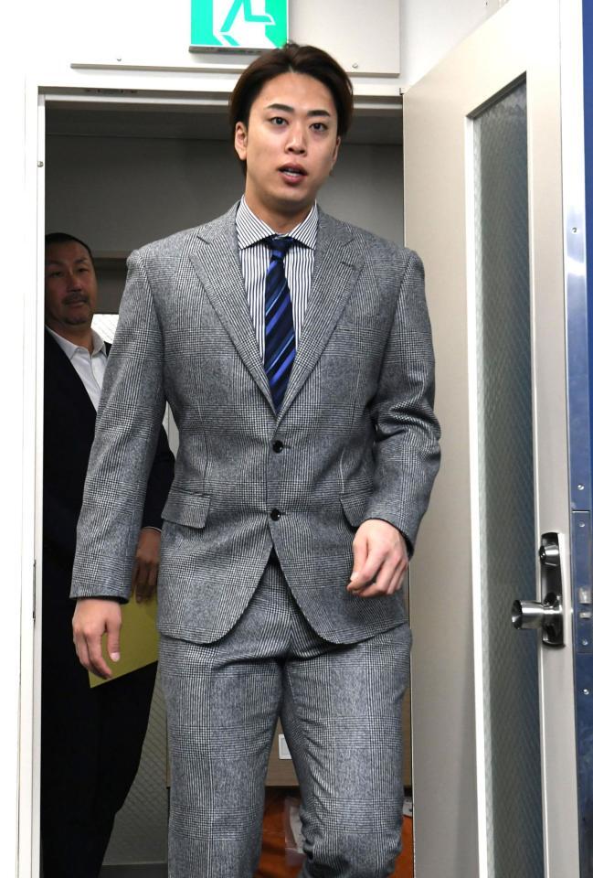 　２４５０万円増の５８００万円で契約更改した入江（撮影・佐藤厚）