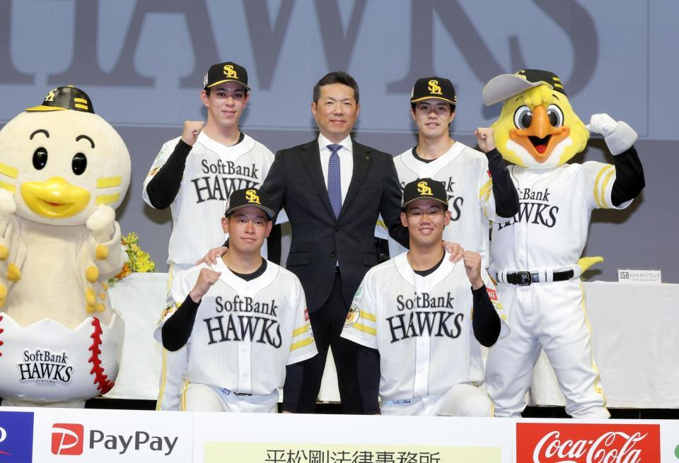 　ソフトバンクの新入団選手発表でポーズをとる（前列左から）鈴木豪太投手、稲川竜汰投手、（後列左から）高橋隆慶内野手、小久保監督、相良雅斗投手