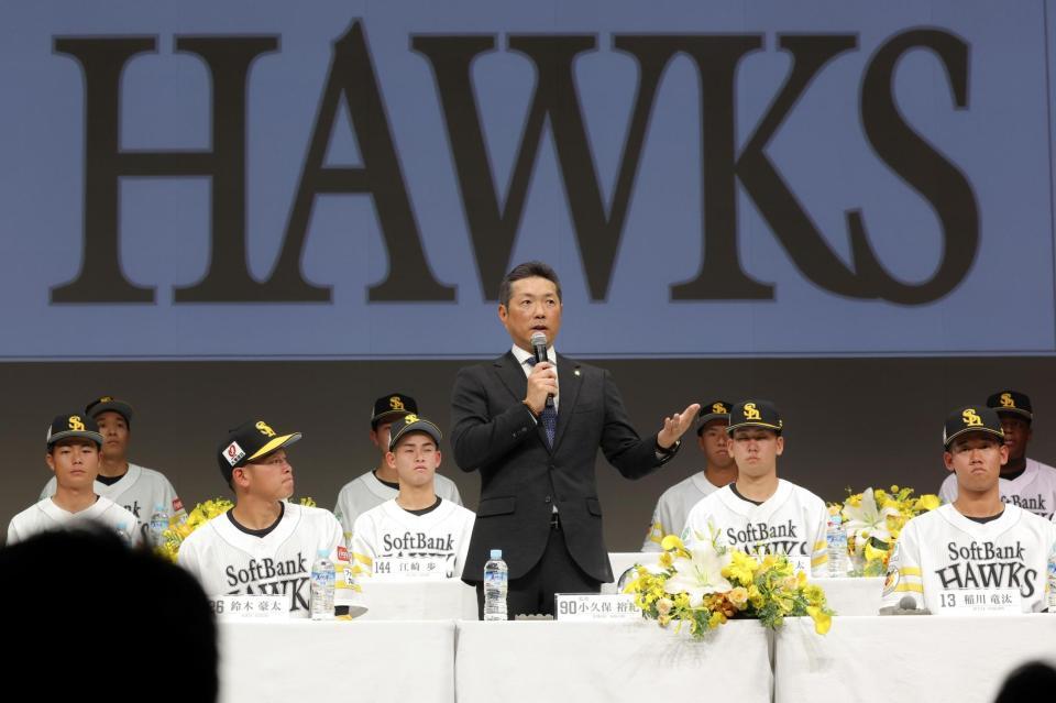 　ソフトバンクの新入団選手発表であいさつする小久保監督（中央）