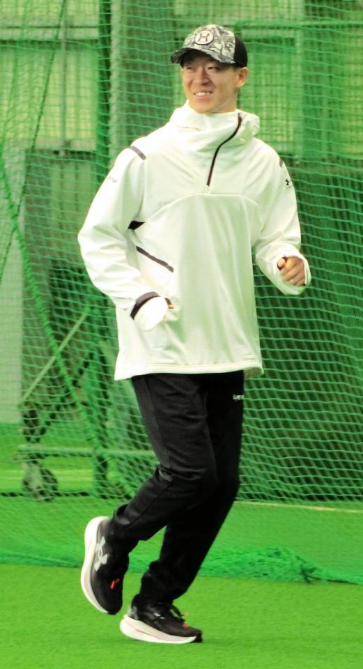 　アップ中に笑顔を見せる矢沢