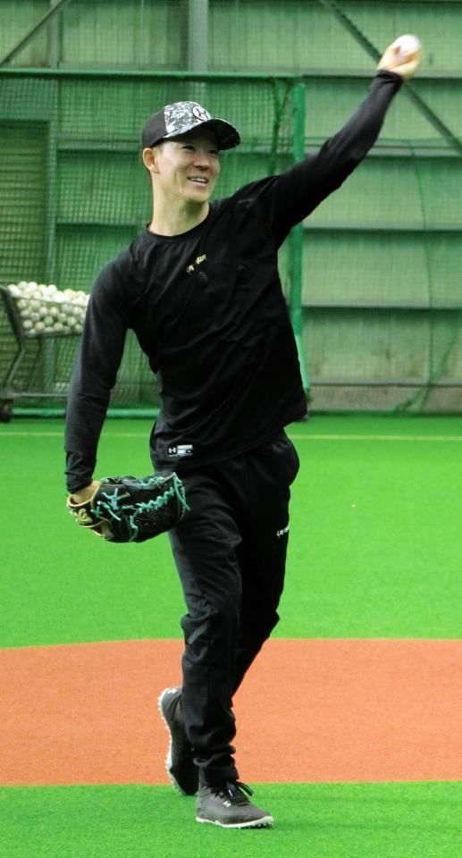 　キャッチボールをする矢沢