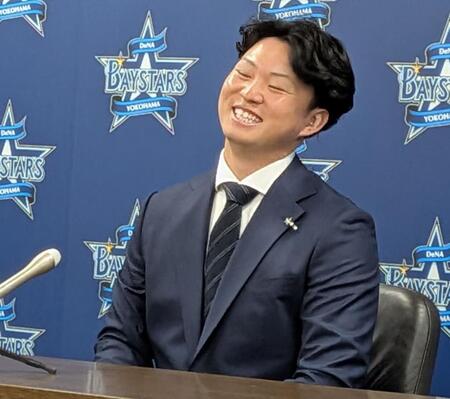 　会見で笑顔を見せる竹田