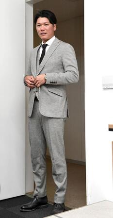 　会見を終え引き揚げる坂本（撮影・佐藤厚）