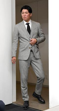 　会見を終え引き揚げる坂本（撮影・佐藤厚）