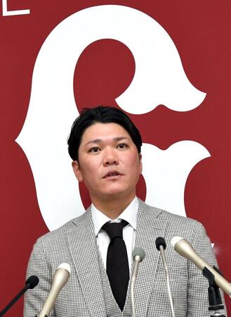 　今シーズンを振り返る坂本（撮影・佐藤厚）