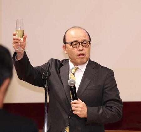 　乾杯をする労働組合プロ野球選手会第３代会長・岡田彰布氏（撮影・佐々木彰尚）