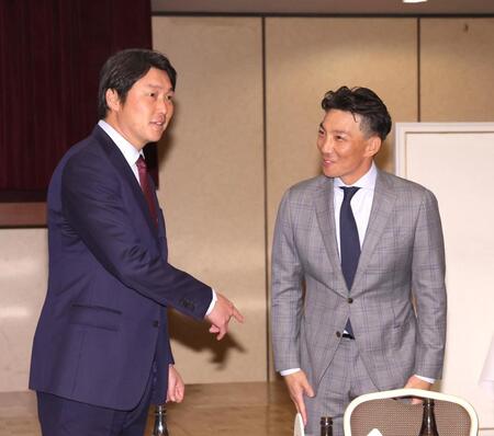 　パーティーに出席した広島・新井監督（左）と中日・嶋コーチ（撮影・佐々木彰尚）