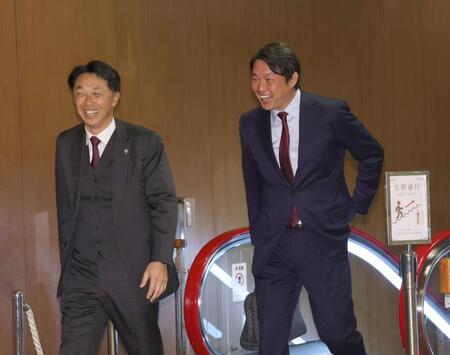 　パーティーに出席した宮本慎也氏（左）と広島・新井監督（撮影・佐々木彰尚）