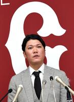 　今シーズンを振り返る坂本（撮影・佐藤厚）