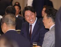 　笑顔を見せる新井監督（撮影・佐々木彰尚）