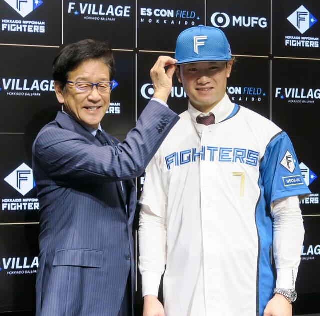 日本ハム復帰の西川遥輝が入団会見 背番号は「7」で年俸2000万円