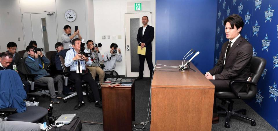 　記者からの質問に答える藤波