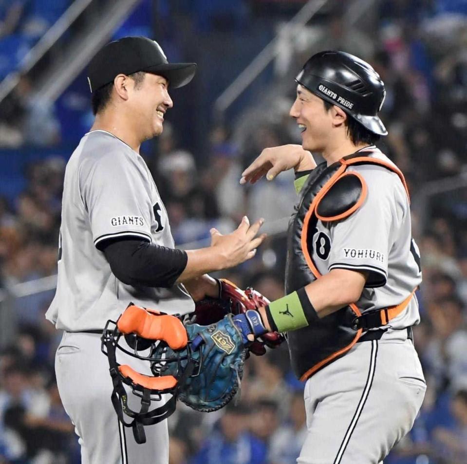 　小林誠司（右）と握手する菅野智之＝２０２４年撮影