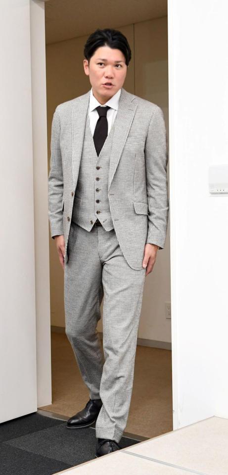 　契約を更改し会見場に入る坂本（撮影佐藤厚）