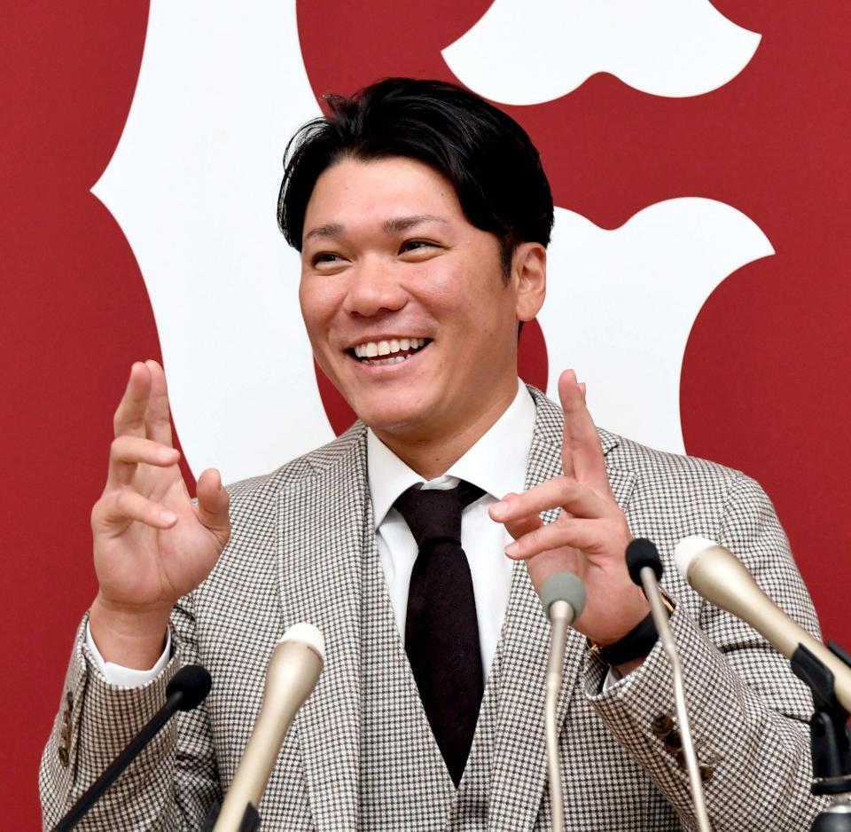 　契約を更改した坂本（撮影・佐藤厚）