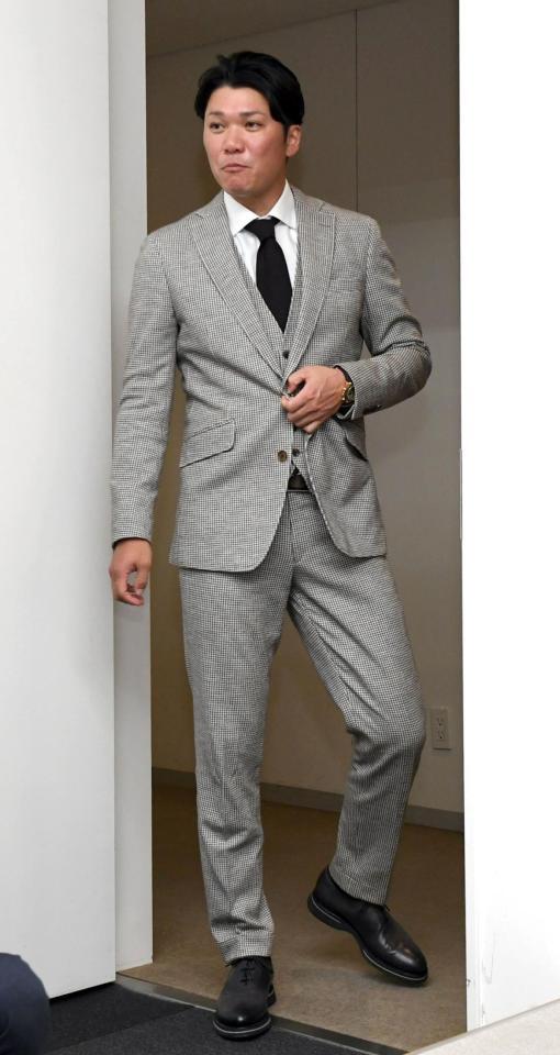 　会見を終え引き揚げる坂本（撮影・佐藤厚）