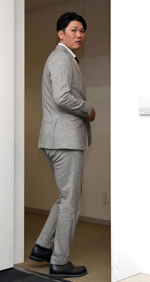 　会見を終え引き揚げる坂本（撮影・佐藤厚）