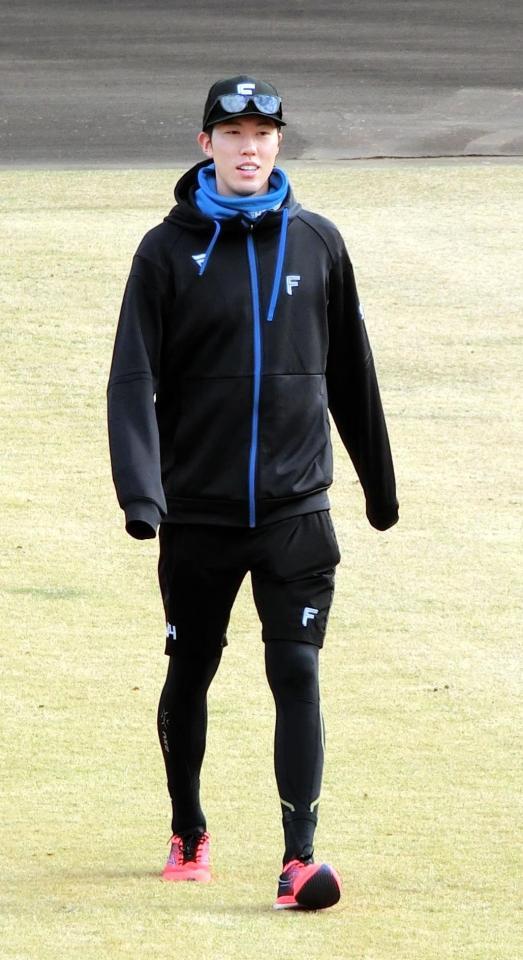 　自主トレを行う日本ハム・福島