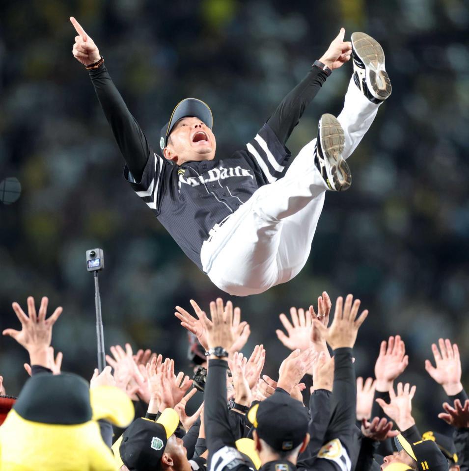　日本一となり、ナインに胴上げされるソフトバンク・小久保裕紀監督（１０月３０日）