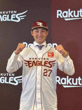 　入団会見した楽天・伊藤光