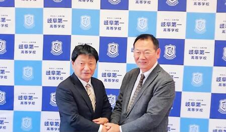 　岐阜第一の田所孝二監督（左）からバトンを受けた神前俊彦氏（右）