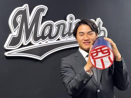 　ポーズを決めるロッテの西川＝１０日、ＺＯＺＯマリン