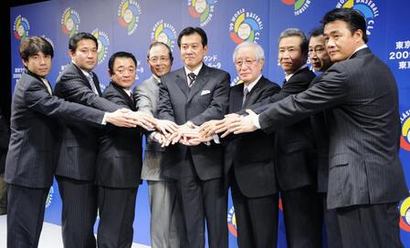 　ＷＢＣの原監督就任会見でポーズをとる（左から）緒方耕一氏、伊東勤氏、高代延博氏、王貞治・日本代表監督相談役、原辰徳・ＷＢＣ日本代表監督ら＝２００８年