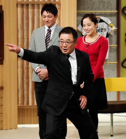 　「熱血！タイガース党」に出演しオープニングでポーズを決める阪神・高代延博コーチ＝２０１４年、サンテレビ