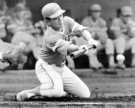 　スクイズをする日本ハム時代の高代慎也さん（当時の登録名）＝１９８７年