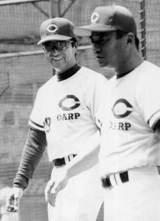 　広島・三村監督（左）と話す高代延博コーチ＝１９９４年９月１９日