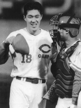 　巨人打線を２安打に抑え、今季初完封で笑顔を見せる広島・佐々岡真司、右は西山秀二＝１９９４（平成６）年４月２６日、広島市民球場