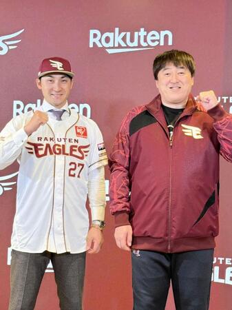 　入団会見に臨んだ伊藤光（左）と石井ＧＭ（右）