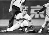 　福本豊の二塁盗塁にタッチにいく日本ハム時代の高代延博さん＝１９７９年