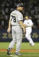 　３塁のコーチャーズボックスに入るオリックス時代の高代延博ヘッドコーチ＝２０１１年