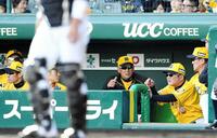 　阪神・金本監督と話し込む高代コーチ（２０１８年）