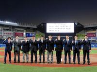 　ロッテの新入団選手がＺＯＺＯマリンスタジアムを施設見学。左から杉山、中山、岡村、桜井、毛利、石垣、奥村、冨士、田中、高橋