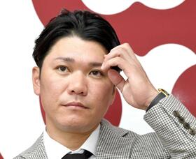 　厳しい表情で会見する坂本（撮影・佐藤厚）