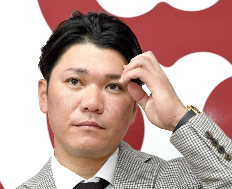 　厳しい表情で会見する坂本（撮影・佐藤厚）