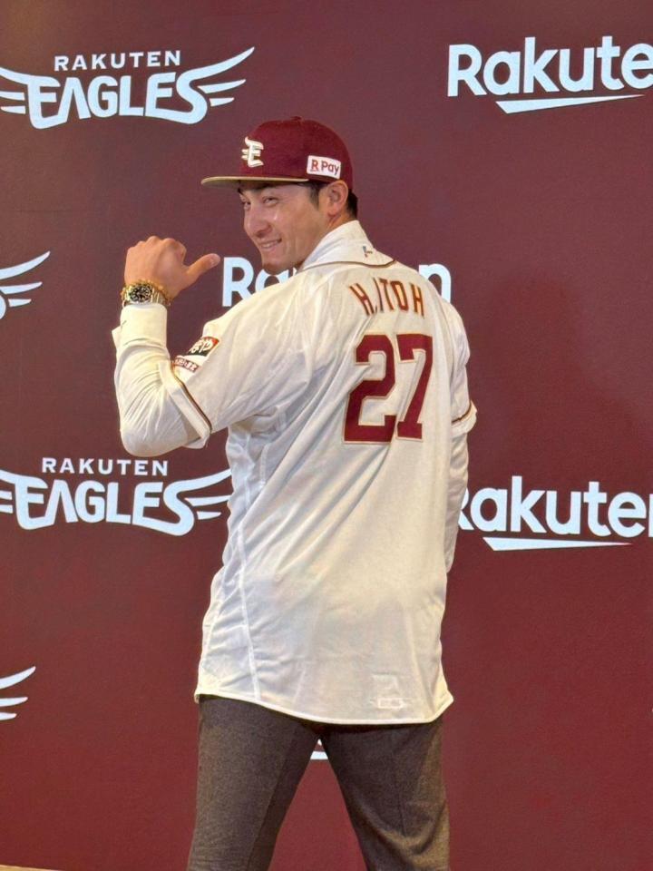 　楽天のユニホームを着た伊藤光