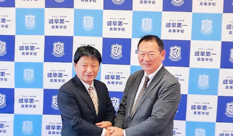 　岐阜第一の田所孝二監督（左）からバトンを受けた神前俊彦氏（右）