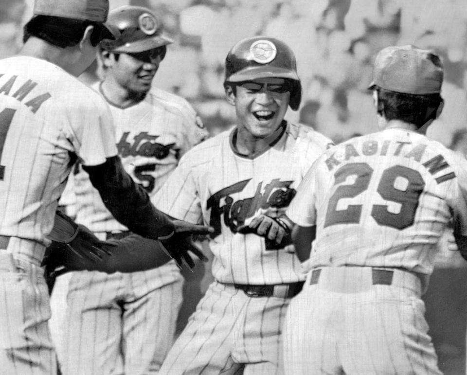 　左越えに逆転満塁ホームランを放ち喜びのナインに迎えられる日本ハム時代の高代延博さん（中央）＝１９７９年５月２６日、日生球場