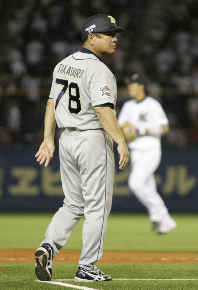 　３塁のコーチャーズボックスに入るオリックス時代の高代延博ヘッドコーチ＝２０１１年