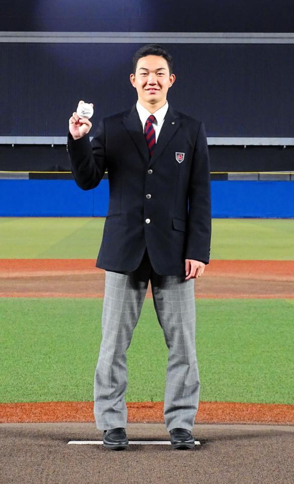 　ロッテの新入団選手がＺＯＺＯマリンスタジアムを施設見学。マウンドに立つドラフト１位の石垣