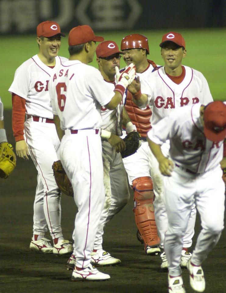 連敗を脱出し、浅井樹（６）と勝利のタッチを交わす（右から）野村謙二郎、西山秀二、エディ・ディアス、佐々岡真司＝２００１年８月４日